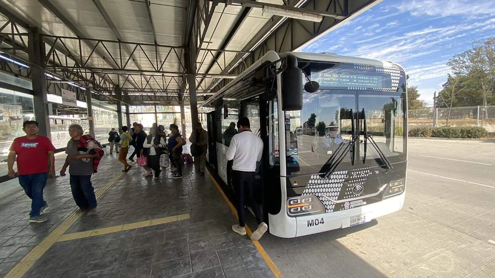 Cinco ladrones de celulares, entre ellos una mujer, operan dentro de las unidades de la Línea 2 y 3 de la RUTA